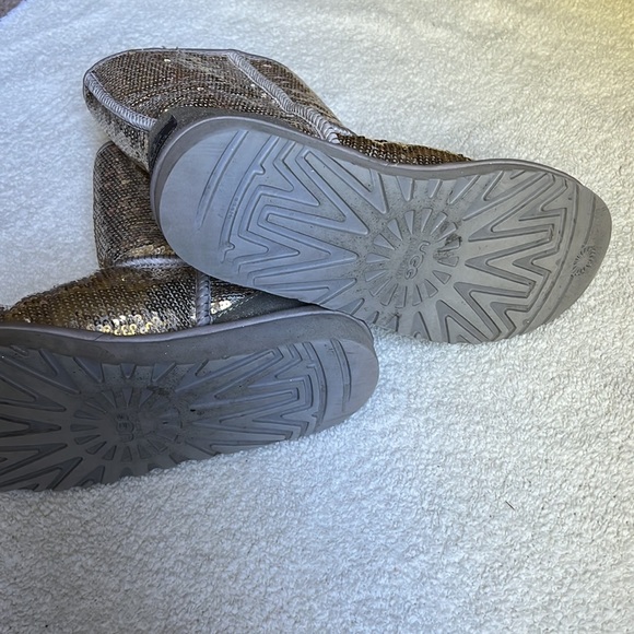 UGG Classic Short Sequin Boot - Picture 9 of 16